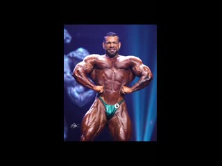 Steve kuclo posing @ arnold classic 2022