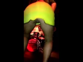 Женщина заводит окружающих