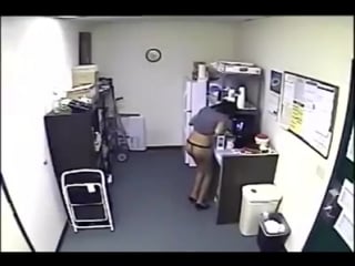 Когда секретаршу попросили сделать кофе с молоком а молоко закончилось