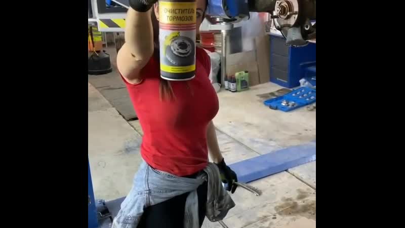 Девушка автомеханик