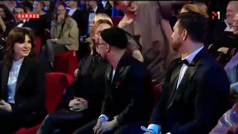 Олег винник поёт "кружит" | #m1musicawards