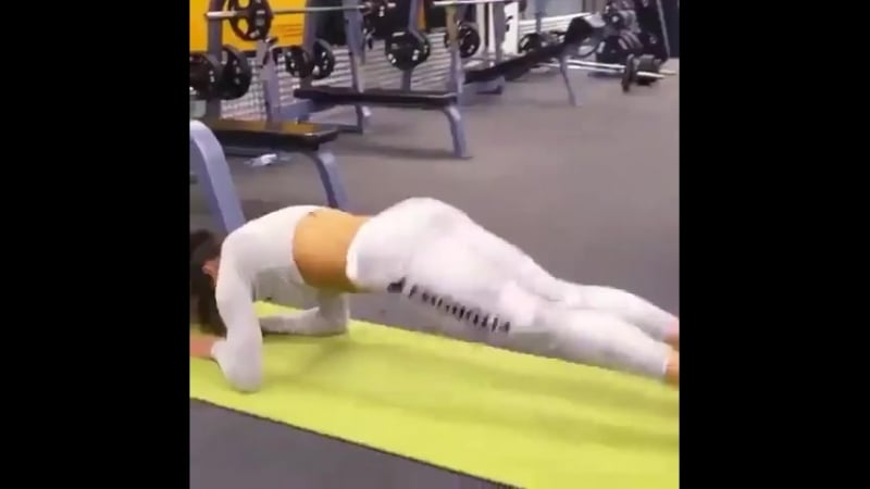 Девушка выполняет упражнения для мышц пресса