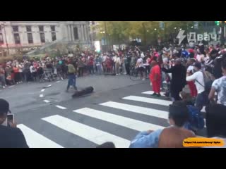 Сторонники байдена бьют трампа