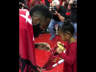 Харден подарил свои кроссои юной фанатке