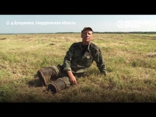 Безногий фермер работает на своей земле