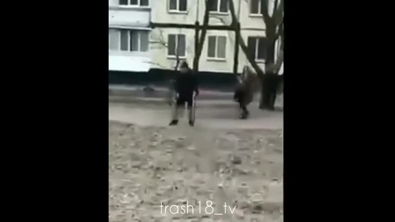 Школьники решили поиздеваться над дедушкой инвалидом