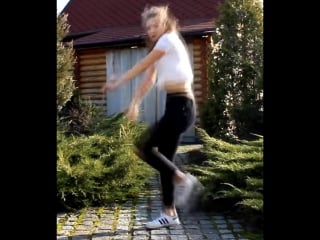 Тверкает в черных узких джинсах