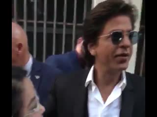 One more video @iamsrk clicked with lucky fans in new york!