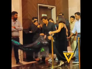 Shah rukh khan & gauri arrived at the powerlist 2019 red carpet event by nykaa fashion & vogue india in mumbai 1