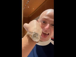Лысый покупает часы ролекс в дубае