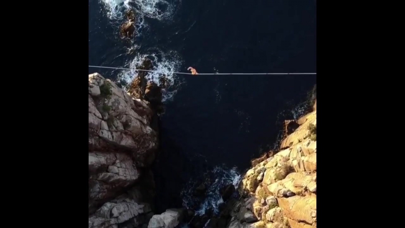 Проход по тросу между скалами в тасмании (vhs video)