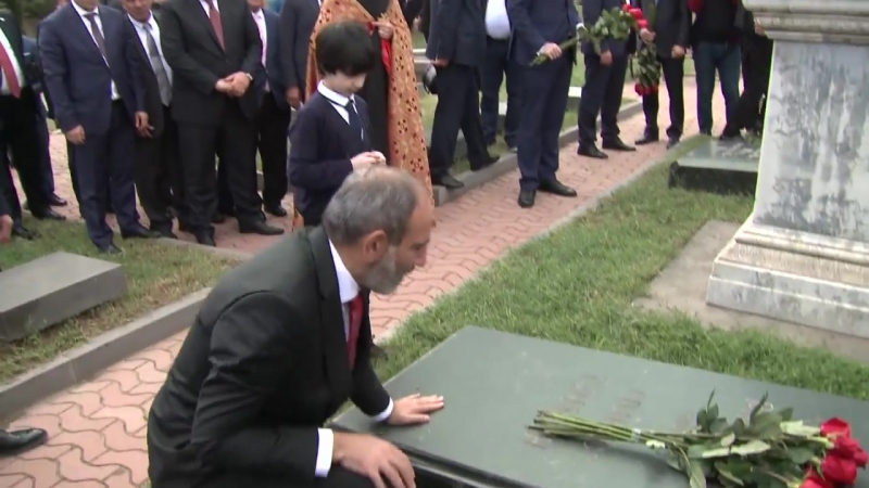 Նիկոլ փաշինյանը ծաղիկներ է դրել թումանյանի, րաֆֆու եւ սունդուկյանի շիրիմներին