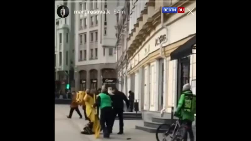 Курьеры "яндекса" и delivery club устроили драку в центре москвы