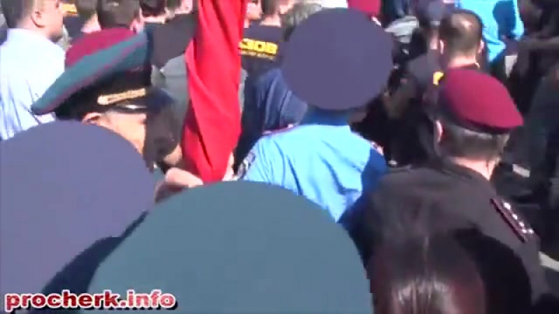 День победы несколько ветеранов войны одолели толпу молодых украинских неонацистов