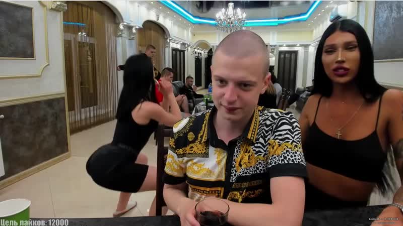 Фитоняшка показывает как делать приседания🔥💥 mellstroy девушки со стримов