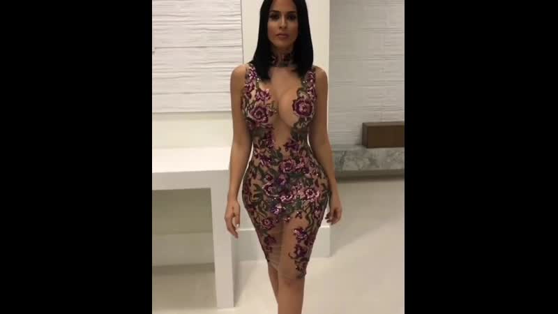 Бомбита, сочные формы в обтягивающем платье с безумно большим вырезом, бюст