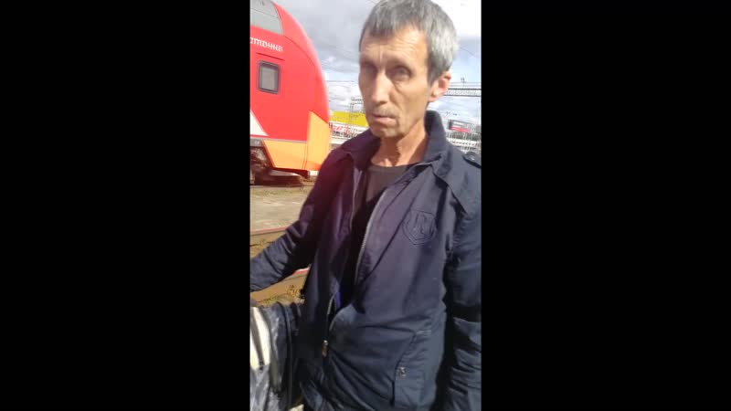 Екатеринбуржца удерживают в электричке