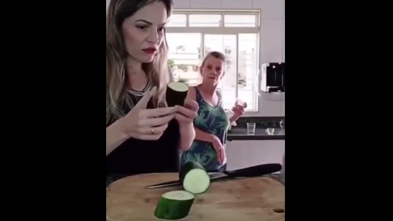 Нашла себе подходящий огурец