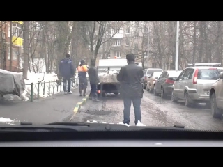 Снег, земля и выбоина заделана, "мастеркласс" от столичных коммунальщиков(видео)