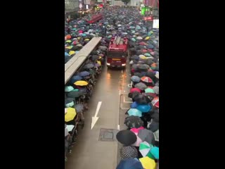 Снова отправляемся в гонконг, где не прекращаются массовые протесты и обратите внимание на действия людей