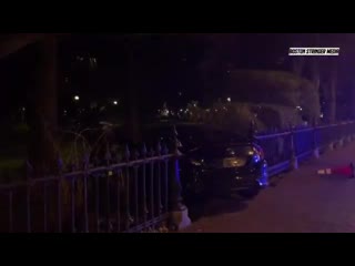 Машина влетела в ограждение