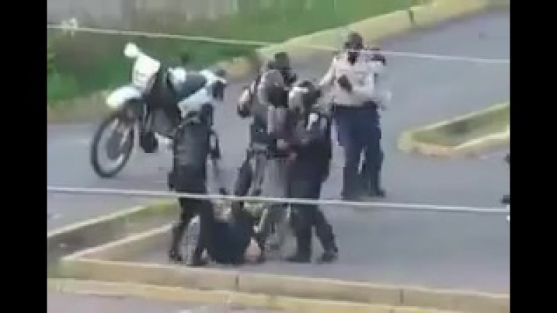 Венесуэла каракас полицейские избивают задержанного