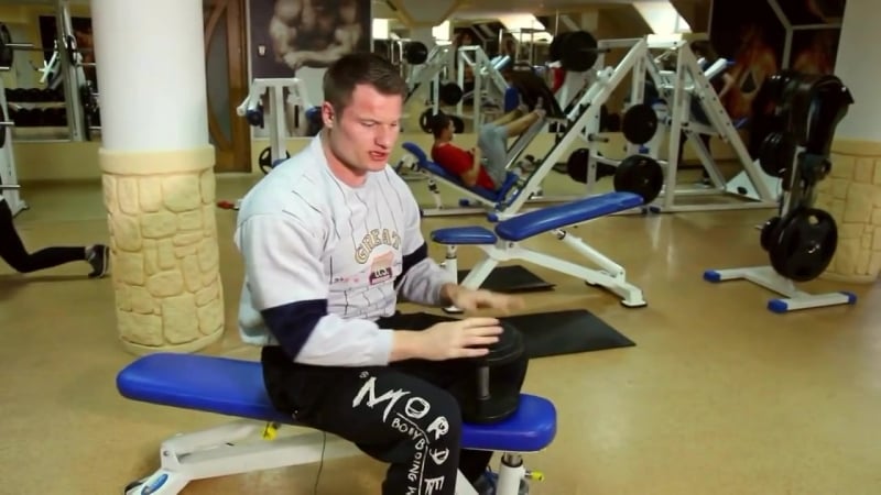 Упражнения с гантелями плечи, руки, грудь