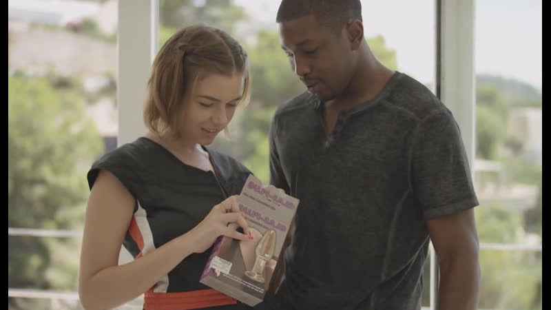 Сочная симпатяшка закала игрушку для своей попки, а шоколадный курьер порадовал её попку и своим жезлом)