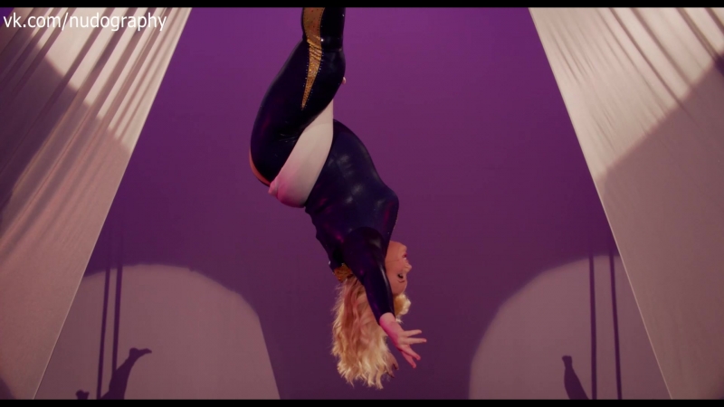 Попа ребел уилсон (rebel wilson) в фильме "идеальный голос 2" (pitch perfect 2, 2015, элизабет бэнкс)