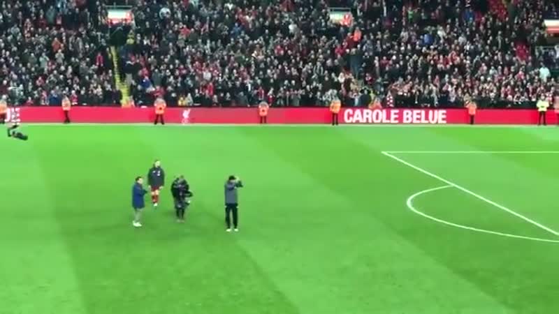 The cameraman asking klopp to do the fist pumps 🙄 #lfc