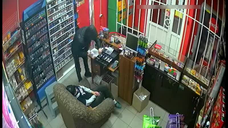 Продавщица спала в кресле перед кассой, пока её грабили