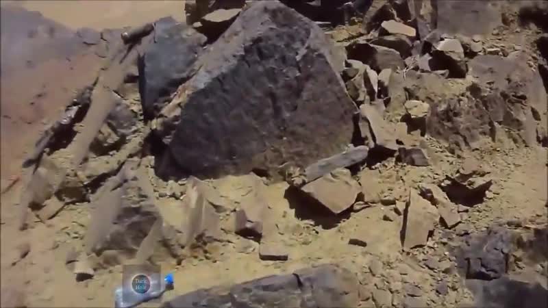 Солдаты армии сша атакуют соединения талибов с вершины холма в афганистане