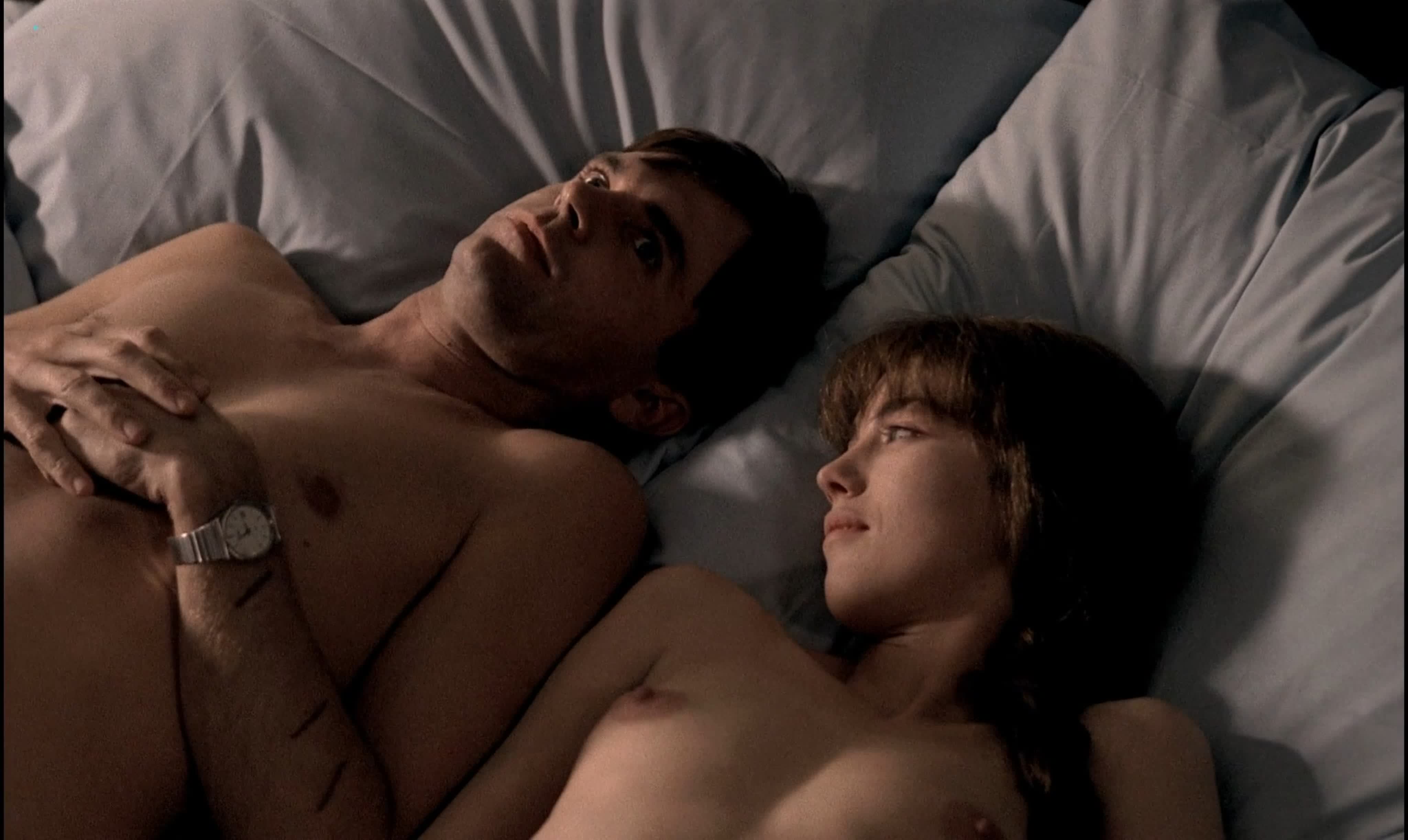 Қара кеудеге арналған порно Сиськи дірілдеген ит стилі