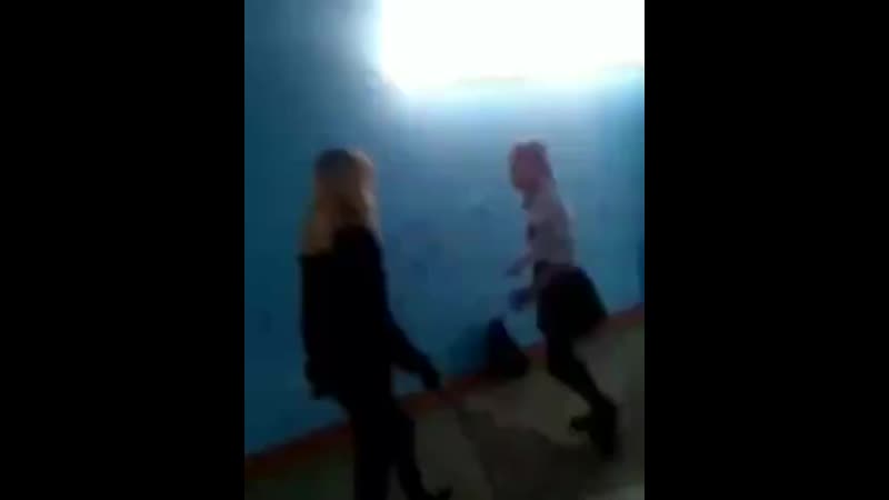 Школьница жестко избила сверстницу из за георгиевской