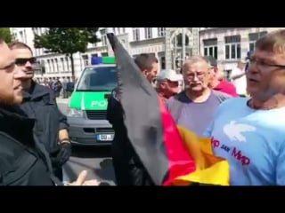 Dresden beim protest gegen heiko maas sind deutschland fahnen verboten!!!