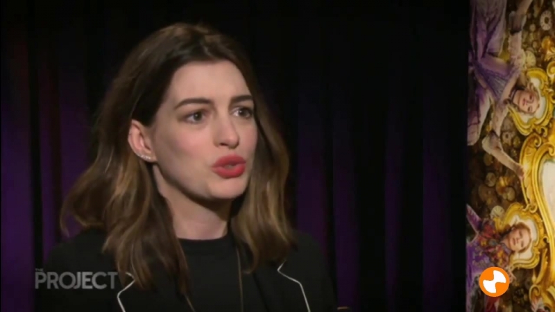 Sacha baron cohen, anne hathaway mia wasikowska interview alice through the looking glass 2016