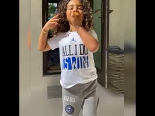 Dj khaled показывает лук своего сына