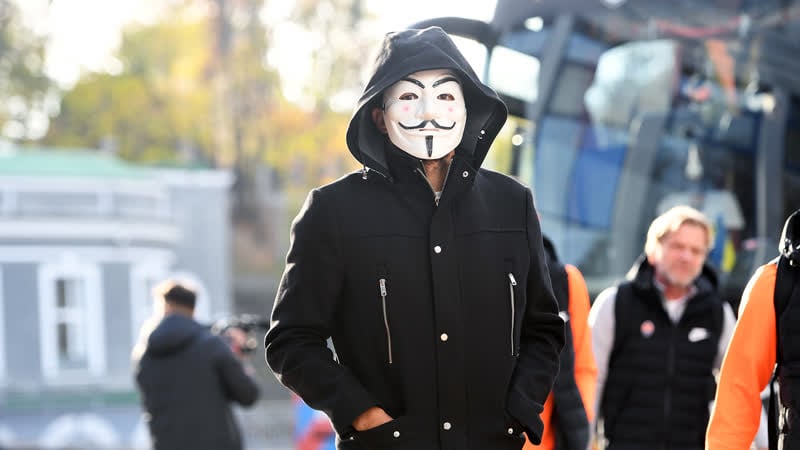 Кто прячется за маской гая фокса? вокруг матча арсенал киев – шахтер – 03