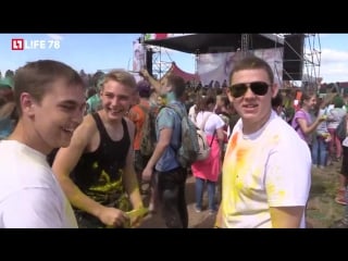 Сотни людей забросали друг друга красками на фестивале colorfest в петербурге