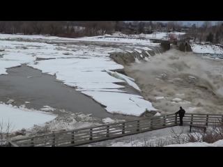 Залипательное видео ломающегося льда