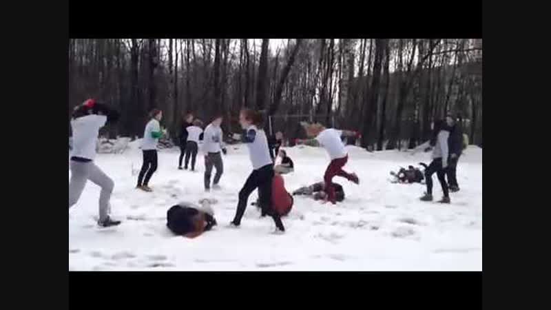 Школьник угодил в плохую компанию жестокий забив на спуске горки