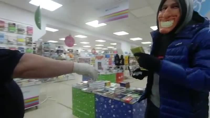 Наряд полиции срочно ! снимают и покупают без масок!