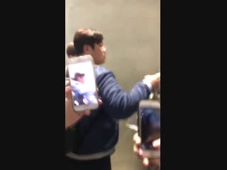 181129 仁川入境 when waiting to cross the road, he got shy coz many fans were near him takin