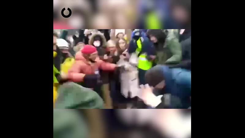 В москве на митинге чуть не избили провокатора