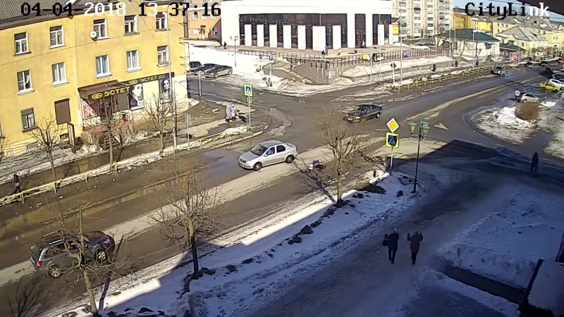 Легковушка на скорости сбила женщину в карелии