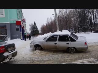 Девушка под молодые угнала машину врезавшись в сугроб