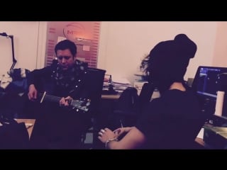 Devinez qui s'apprête a faire son live dans quelques minutes