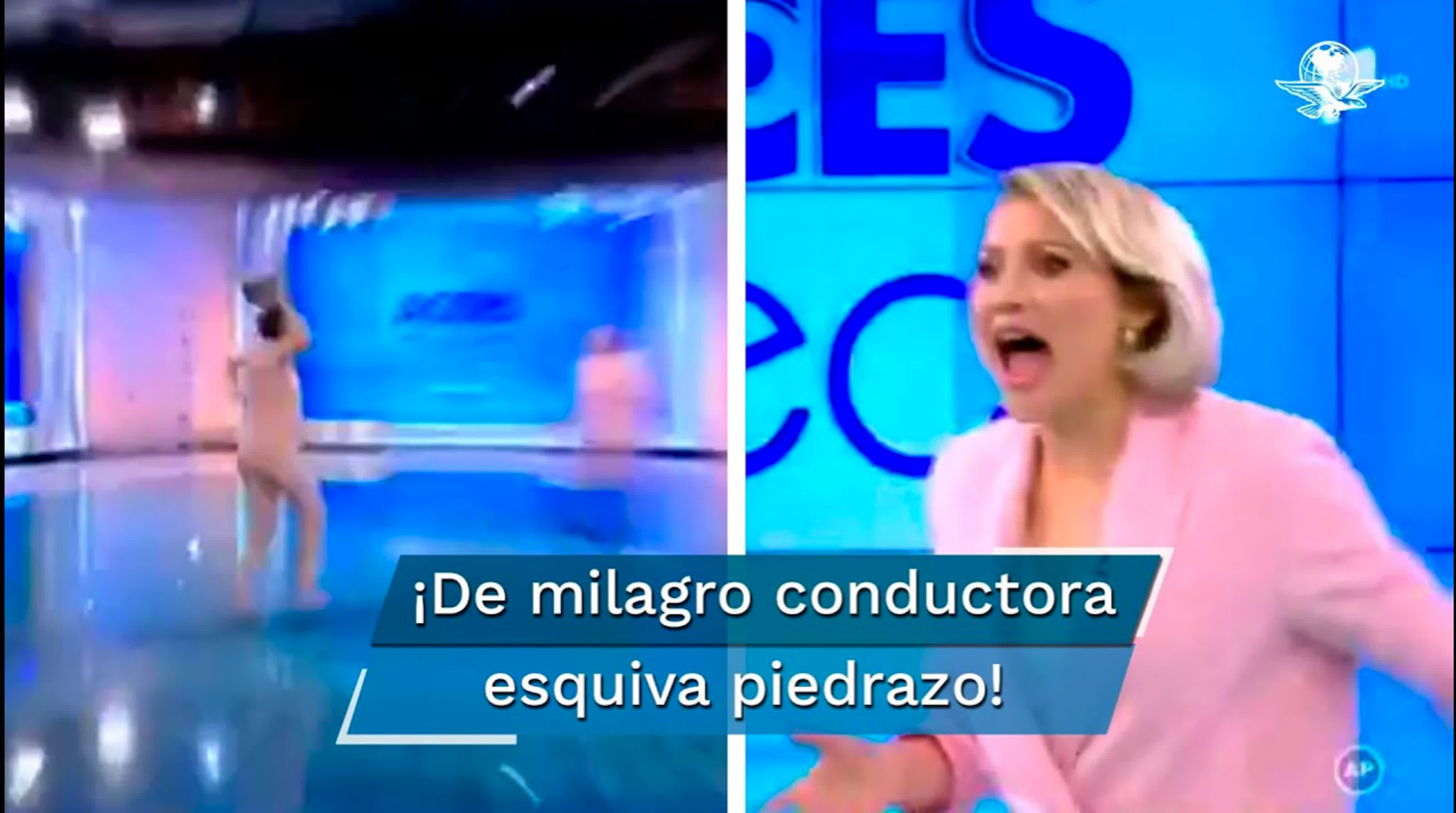 🇷🇴 mujer desnuda irrumpe en noticiario y ataca con un ladrillo a  conductora en rumania