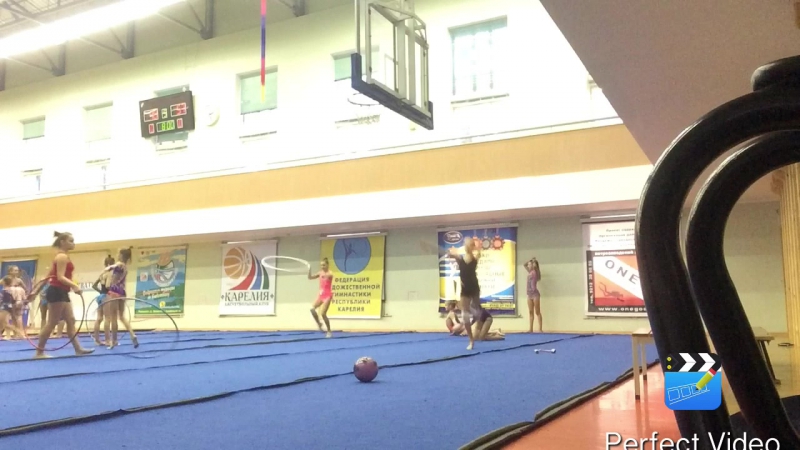 Касаясь с прогибом с разбега