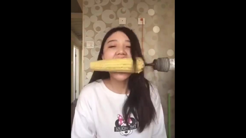 Неудачная попытка китаянки поедания кукурузы с помощью дрели